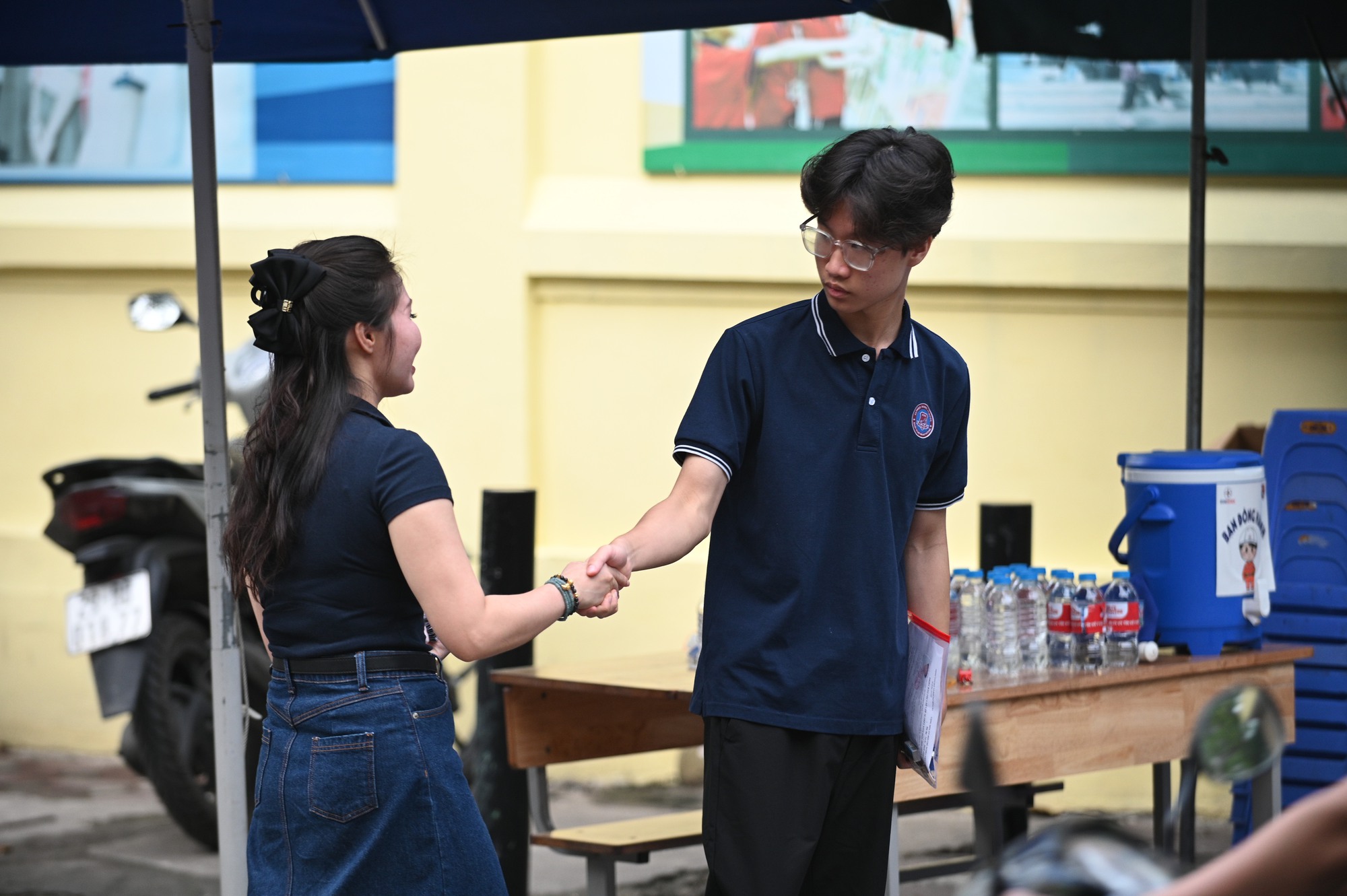 Thi vào lớp 10 Hà Nội buổi cuối cùng: Sĩ tử nhịn đau, chống nạng đến điểm thi- Ảnh 6. Thi vào lớp 10 Hà Nội buổi cuối cùng: Sĩ tử nhịn đau, chống nạng đến điểm thi- Ảnh 6.