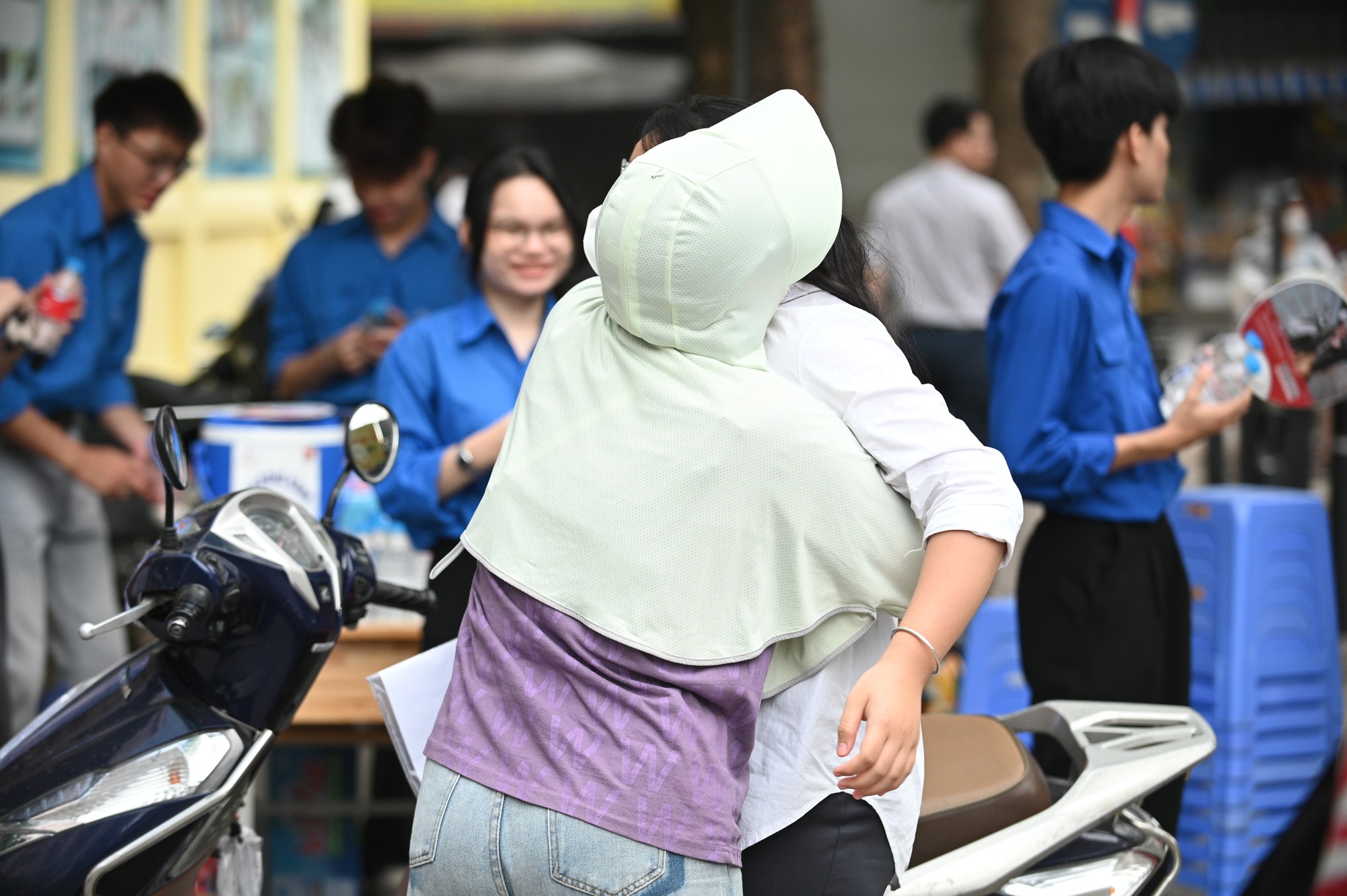 Thi vào lớp 10 Hà Nội buổi cuối cùng: Sĩ tử nhịn đau, chống nạng đến điểm thi- Ảnh 5. Thi vào lớp 10 Hà Nội buổi cuối cùng: Sĩ tử nhịn đau, chống nạng đến điểm thi- Ảnh 5.