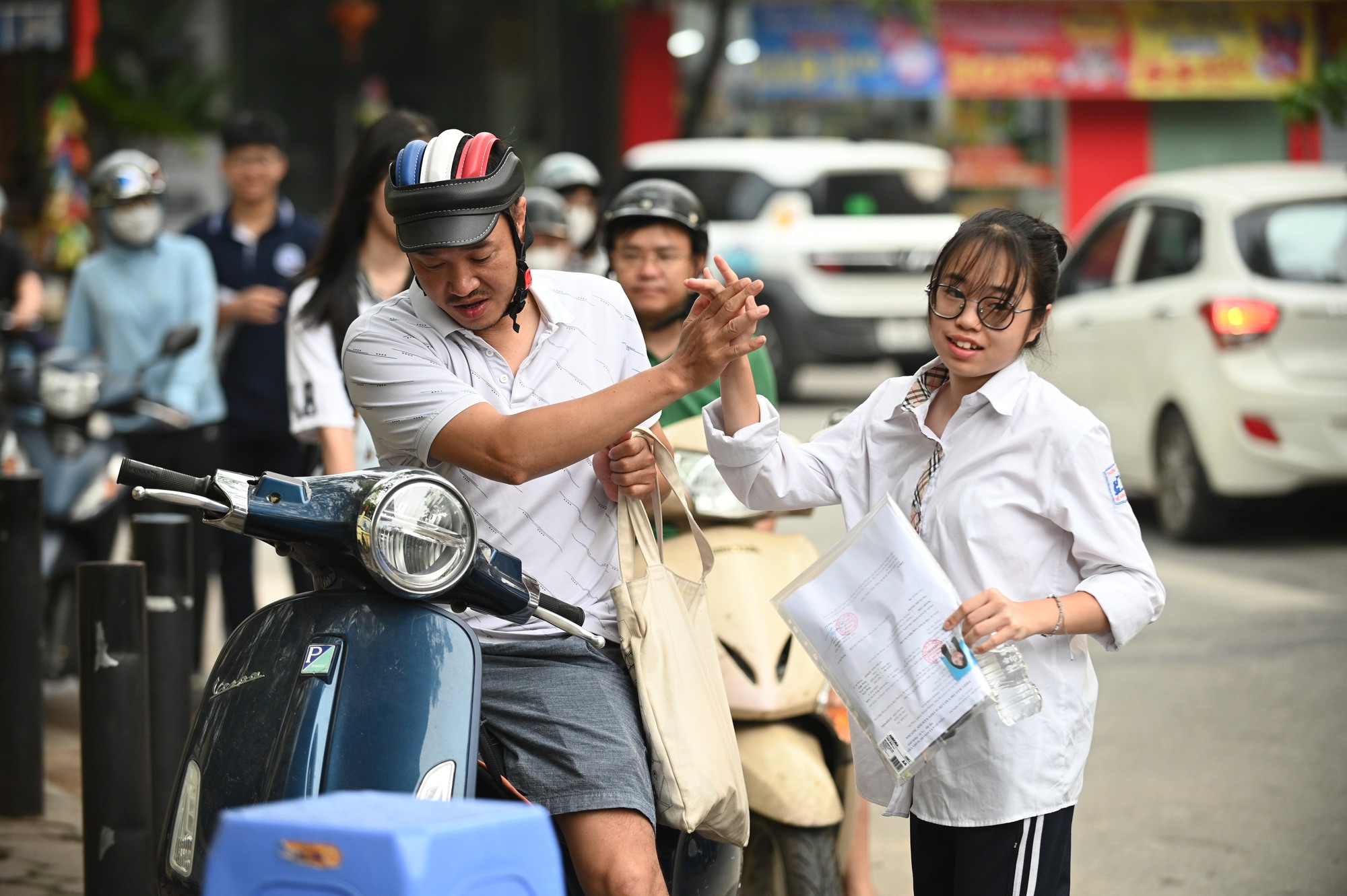 Thi vào lớp 10 Hà Nội buổi cuối cùng: Sĩ tử nhịn đau, chống nạng đến điểm thi- Ảnh 4. Thi vào lớp 10 Hà Nội buổi cuối cùng: Sĩ tử nhịn đau, chống nạng đến điểm thi- Ảnh 4.