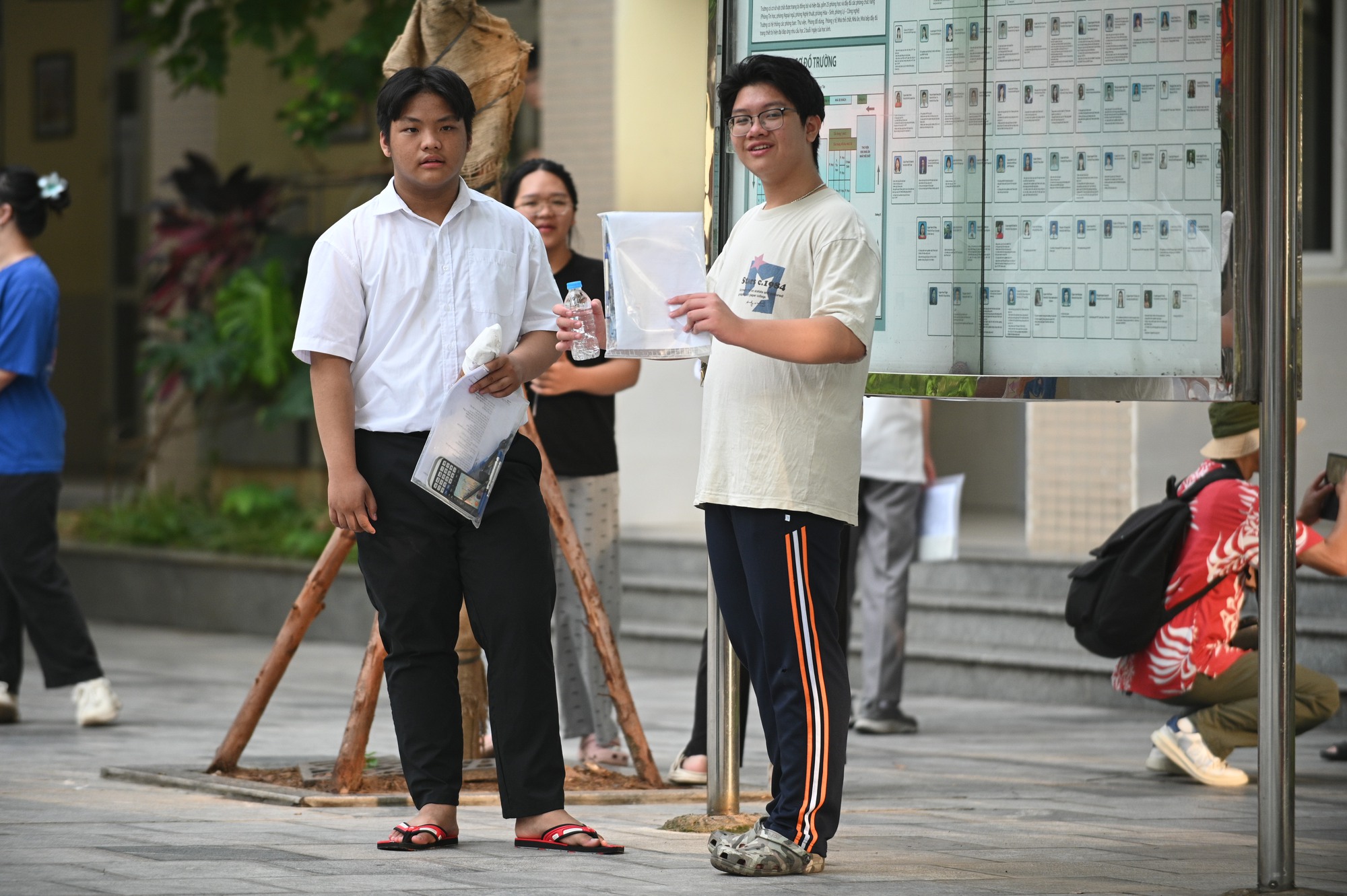 Thi vào lớp 10 Hà Nội buổi cuối cùng: Sĩ tử nhịn đau, chống nạng đến điểm thi- Ảnh 3. Thi vào lớp 10 Hà Nội buổi cuối cùng: Sĩ tử nhịn đau, chống nạng đến điểm thi- Ảnh 3.