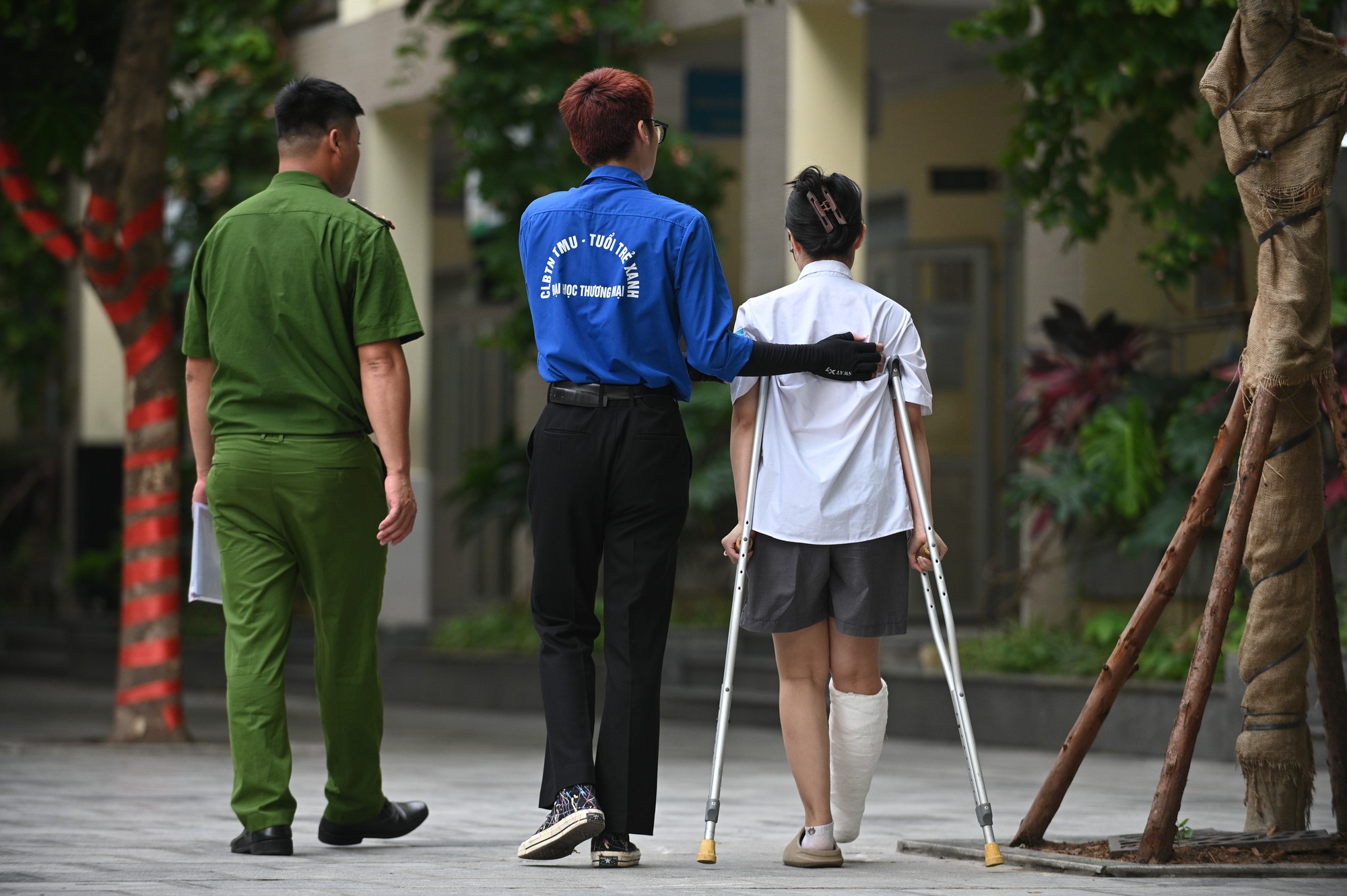 Thi vào lớp 10 Hà Nội buổi cuối cùng: Sĩ tử nhịn đau, chống nạng đến điểm thi- Ảnh 2. Thi vào lớp 10 Hà Nội buổi cuối cùng: Sĩ tử nhịn đau, chống nạng đến điểm thi- Ảnh 2.
