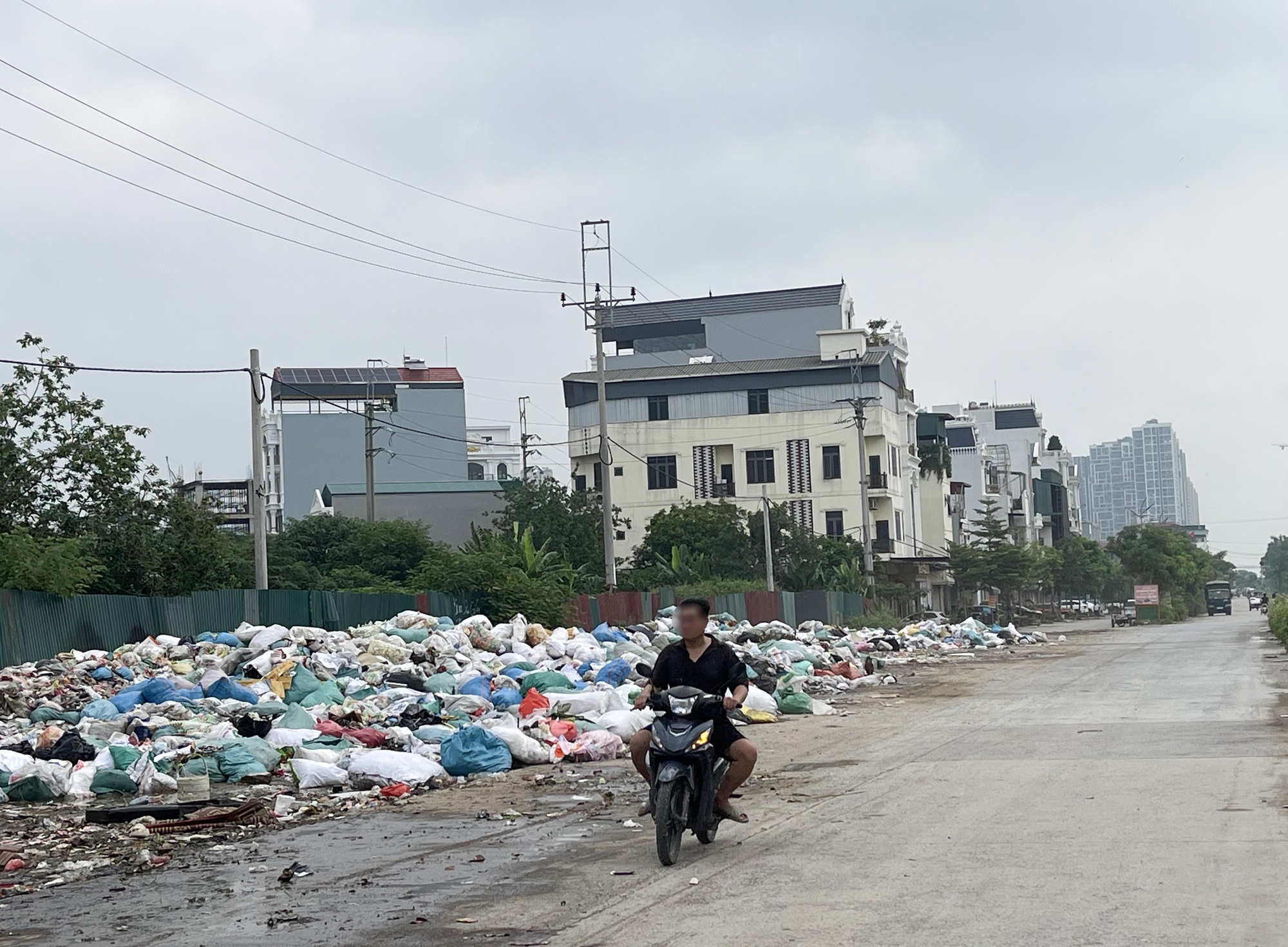 Hàng tấn bánh kẹo trẻ em chất đống tại bãi rác La Phù giữa đợt cao điểm chống hàng giả: Chuyện gì đây?- Ảnh 1. Hàng tấn bánh kẹo trẻ em chất đống tại bãi rác La Phù giữa đợt cao điểm chống hàng giả: Chuyện gì đây?- Ảnh 1.