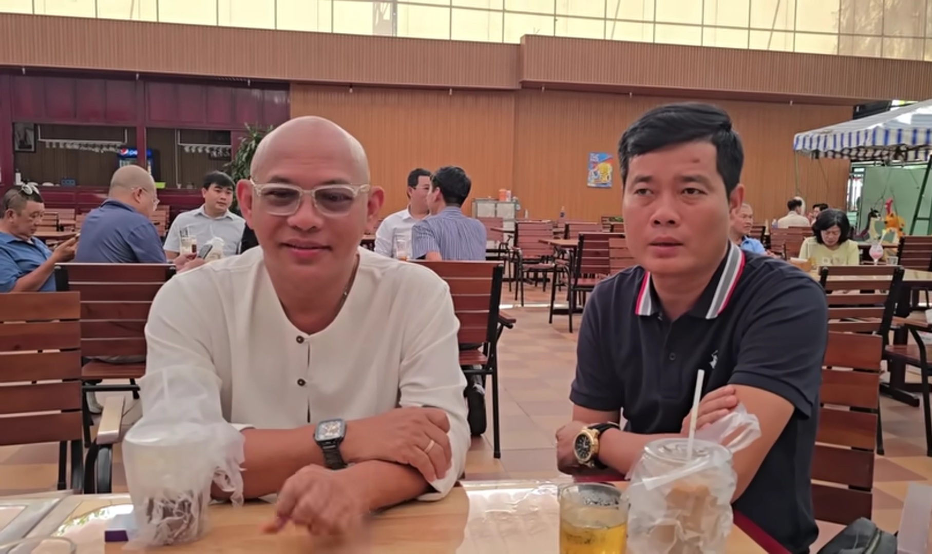 Hai ông trùm Điền Quân gặp nhau sau khi phá sản, Khương Dừa nói thẳng 1 điều với Color Man- Ảnh 3. Hai ông trùm Điền Quân gặp nhau sau khi phá sản, Khương Dừa nói thẳng 1 điều với Color Man- Ảnh 3.