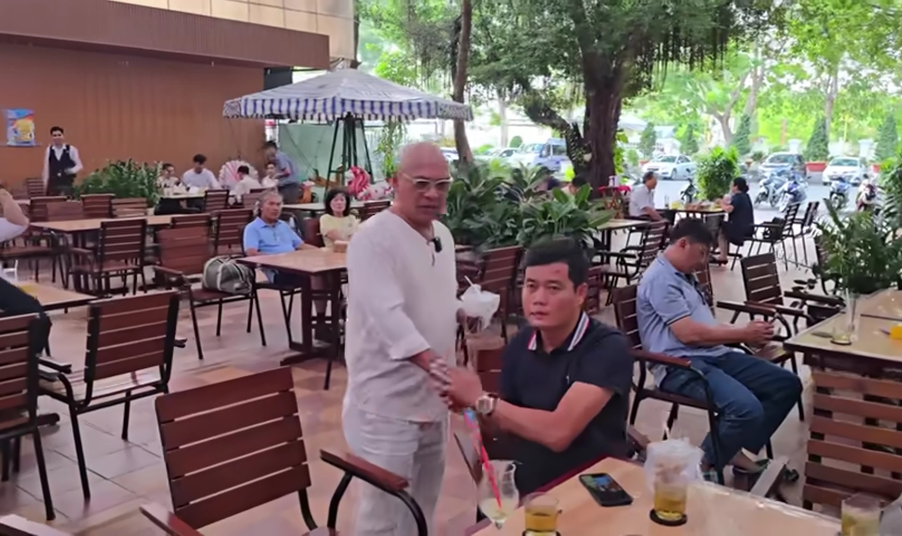 Hai ông trùm Điền Quân gặp nhau sau khi phá sản, Khương Dừa nói thẳng 1 điều với Color Man- Ảnh 2. Hai ông trùm Điền Quân gặp nhau sau khi phá sản, Khương Dừa nói thẳng 1 điều với Color Man- Ảnh 2.