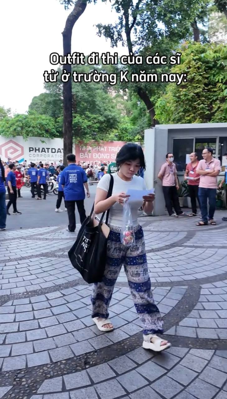 Cảnh tượng gây lú trước cổng trường khiến ai đi ngang qua cũng phải ngoái nhìn: Sao lại ôm ghế nhựa đi thi?- Ảnh 4. Cảnh tượng gây lú trước cổng trường khiến ai đi ngang qua cũng phải ngoái nhìn: Sao lại ôm ghế nhựa đi thi?- Ảnh 4.