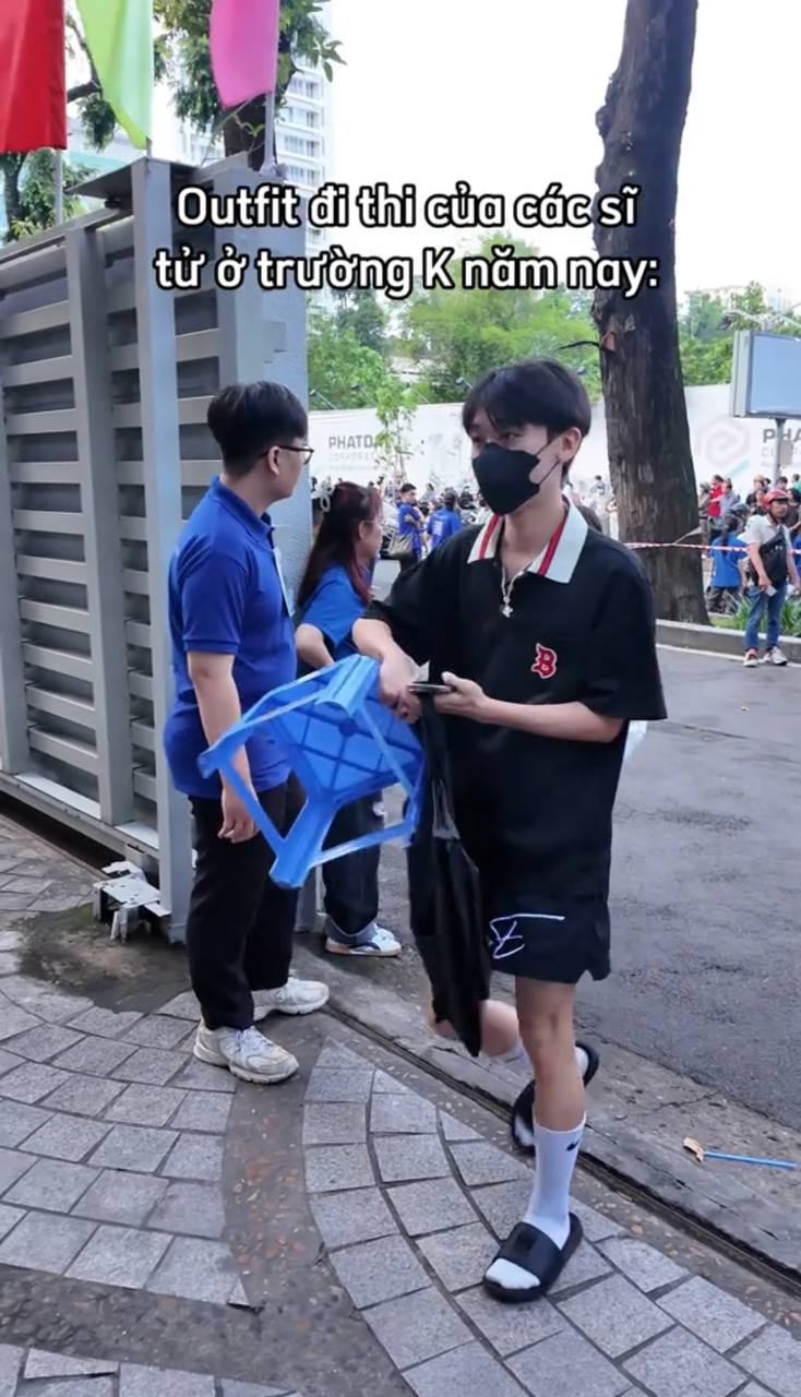Cảnh tượng gây lú trước cổng trường khiến ai đi ngang qua cũng phải ngoái nhìn: Sao lại ôm ghế nhựa đi thi?- Ảnh 6. Cảnh tượng gây lú trước cổng trường khiến ai đi ngang qua cũng phải ngoái nhìn: Sao lại ôm ghế nhựa đi thi?- Ảnh 6.