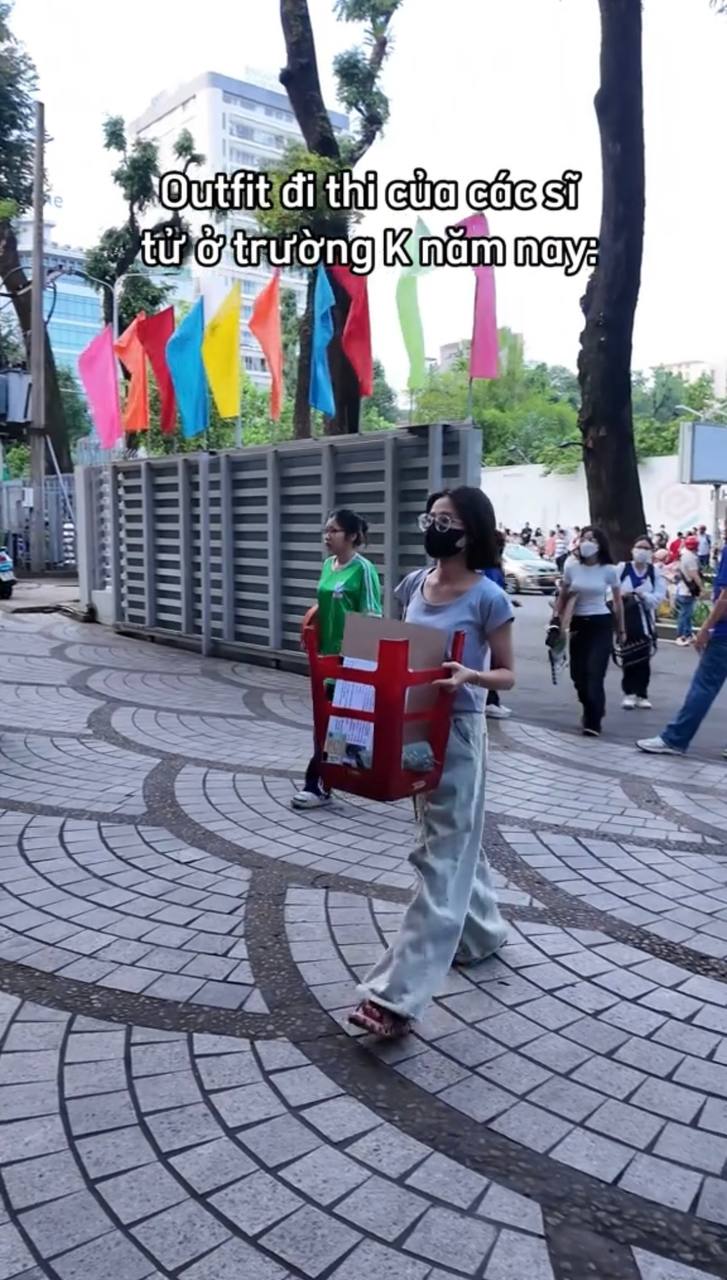 Cảnh tượng gây lú trước cổng trường khiến ai đi ngang qua cũng phải ngoái nhìn: Sao lại ôm ghế nhựa đi thi?- Ảnh 5. Cảnh tượng gây lú trước cổng trường khiến ai đi ngang qua cũng phải ngoái nhìn: Sao lại ôm ghế nhựa đi thi?- Ảnh 5.