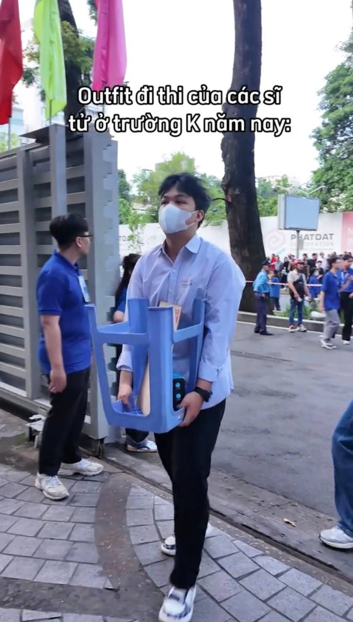 Cảnh tượng gây lú trước cổng trường khiến ai đi ngang qua cũng phải ngoái nhìn: Sao lại ôm ghế nhựa đi thi?- Ảnh 8. Cảnh tượng gây lú trước cổng trường khiến ai đi ngang qua cũng phải ngoái nhìn: Sao lại ôm ghế nhựa đi thi?- Ảnh 8.