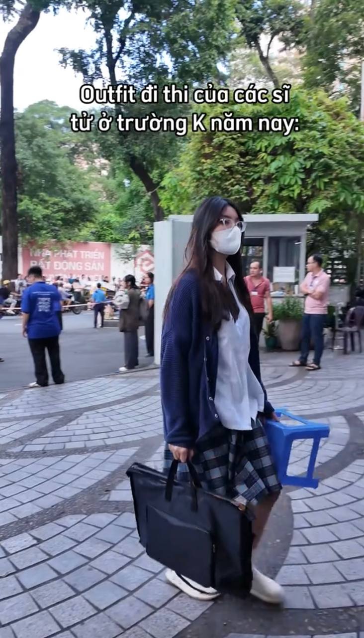 Cảnh tượng gây lú trước cổng trường khiến ai đi ngang qua cũng phải ngoái nhìn: Sao lại ôm ghế nhựa đi thi?- Ảnh 7. Cảnh tượng gây lú trước cổng trường khiến ai đi ngang qua cũng phải ngoái nhìn: Sao lại ôm ghế nhựa đi thi?- Ảnh 7.