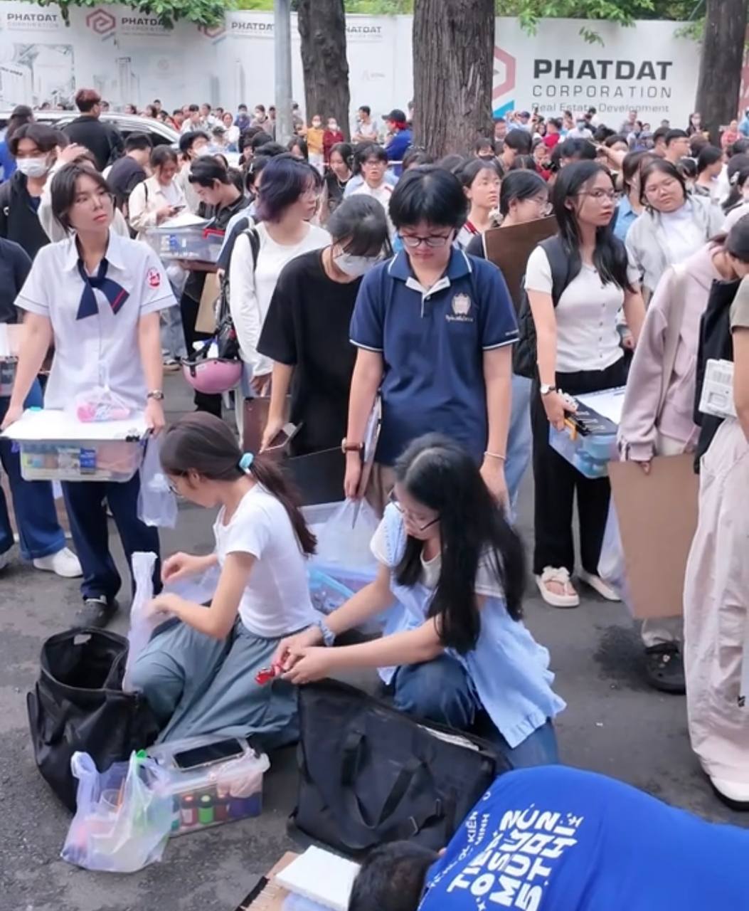 Cảnh tượng gây lú trước cổng trường khiến ai đi ngang qua cũng phải ngoái nhìn: Sao lại ôm ghế nhựa đi thi?- Ảnh 2. Cảnh tượng gây lú trước cổng trường khiến ai đi ngang qua cũng phải ngoái nhìn: Sao lại ôm ghế nhựa đi thi?- Ảnh 2.