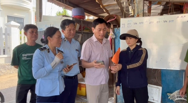Cận cảnh người phụ nữ trực tiếp bơm thạch rau câu vào tôm hùm đã chết để bán ra thị trường- Ảnh 3. Cận cảnh người phụ nữ trực tiếp bơm thạch rau câu vào tôm hùm đã chết để bán ra thị trường- Ảnh 3.