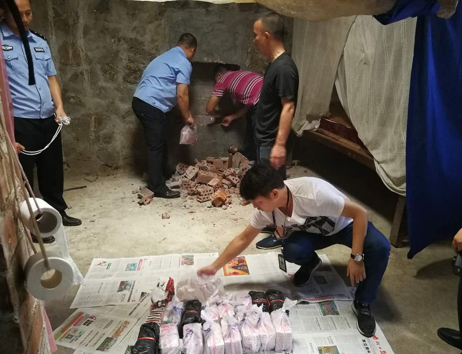 Tịch thu 18 tỷ đồng tiền mặt xếp từng cọc ngay ngắn trong tường 1 căn nhà xập xệ- Ảnh 1. Tịch thu 18 tỷ đồng tiền mặt xếp từng cọc ngay ngắn trong tường 1 căn nhà xập xệ- Ảnh 1.