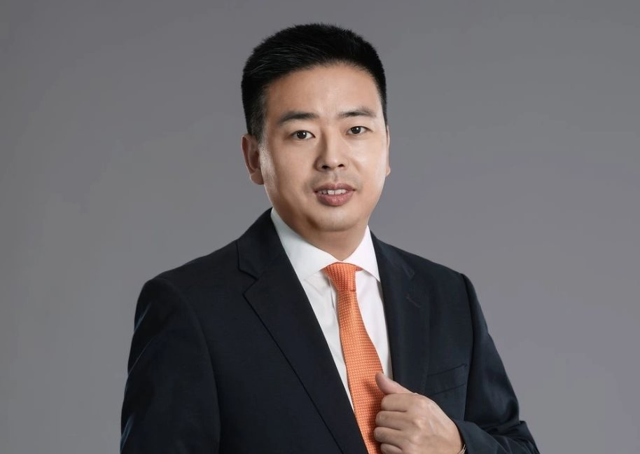 Bán hàng Trung Quốc không nhãn hiệu tại hơn 7.000 chi nhánh khắp thế giới, một công nhân thành tỷ phú nhờ chiến lược ‘đánh lừa thị giác’, sở hữu đến 2,4 tỷ USD- Ảnh 1. Bán hàng Trung Quốc không nhãn hiệu tại hơn 7.000 chi nhánh khắp thế giới, một công nhân thành tỷ phú nhờ chiến lược ‘đánh lừa thị giác’, sở hữu đến 2,4 tỷ USD- Ảnh 1.