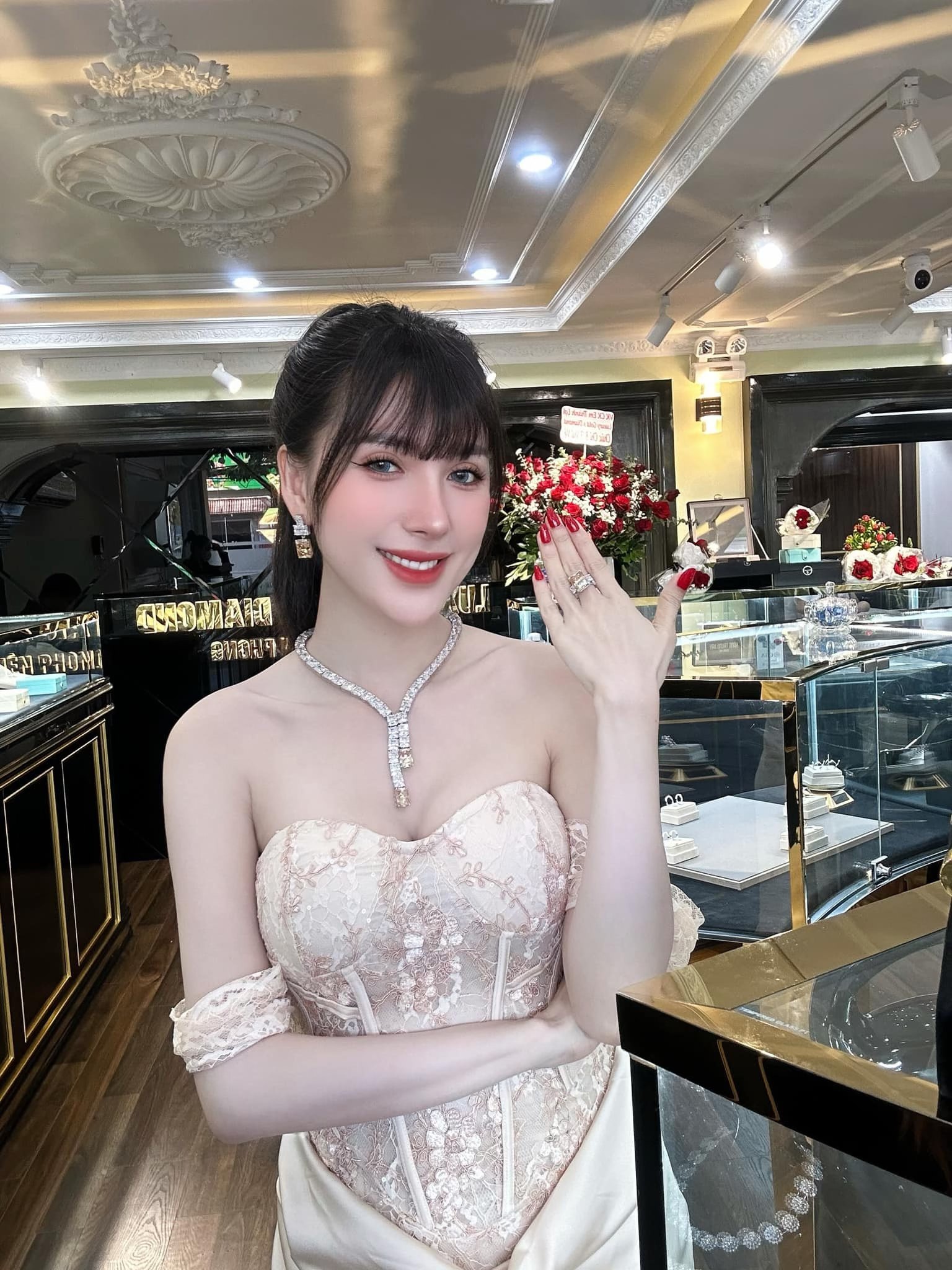 Bị công ty bán kim cương chấm dứt hợp đồng, Ngân Collagen bít đường quay lại?- Ảnh 1. Bị công ty bán kim cương chấm dứt hợp đồng, Ngân Collagen bít đường quay lại?- Ảnh 1.