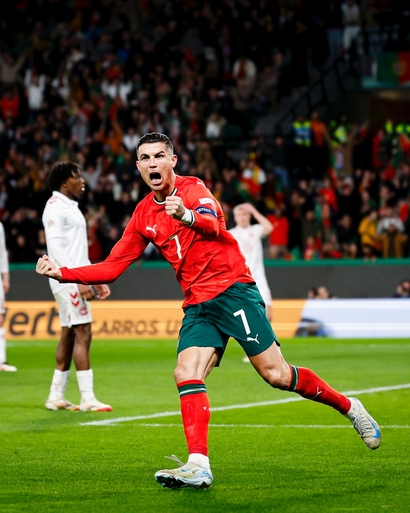 Ronaldo khóc nức nở khi vô địch ở tuổi 40: Huyền thoại vừa viết xong chương sử vĩ đại nhất đời mình!- Ảnh 7. Ronaldo khóc nức nở khi vô địch ở tuổi 40: Huyền thoại vừa viết xong chương sử vĩ đại nhất đời mình!- Ảnh 7.