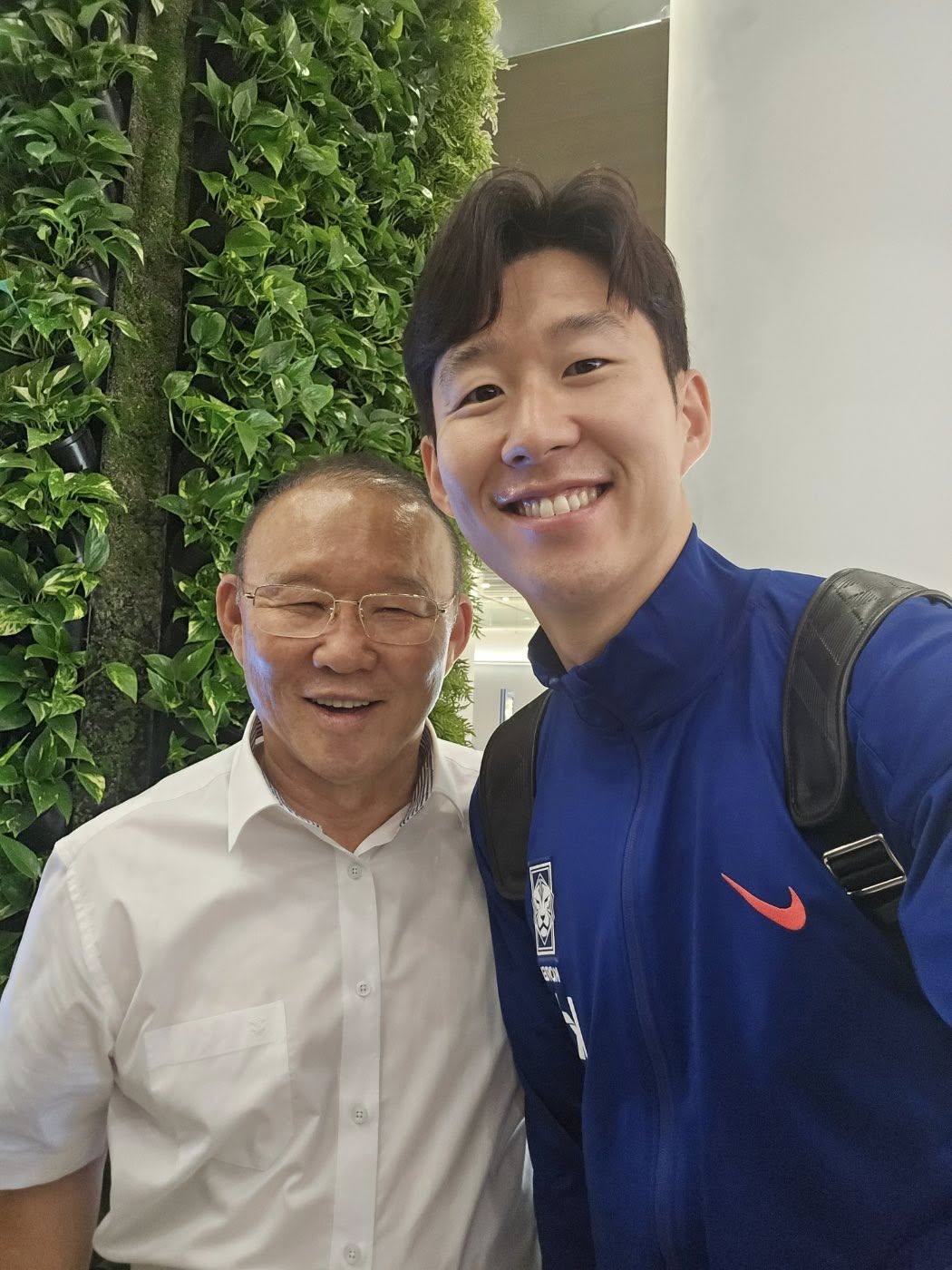 “Khung hình triệu view”: Ông Park Hang-seo “tít mắt” bên Son Heung-min và Lee Kang-in, phản ứng của cầu thủ Việt Nam gây bất ngờ- Ảnh 1. “Khung hình triệu view”: Ông Park Hang-seo “tít mắt” bên Son Heung-min và Lee Kang-in, phản ứng của cầu thủ Việt Nam gây bất ngờ- Ảnh 1.