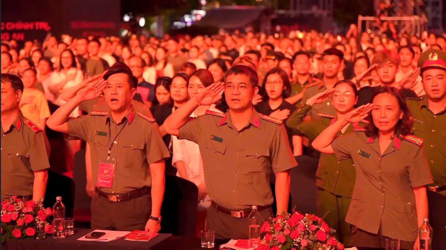SOOBIN hát Tiến Quân Ca- Ảnh 3. SOOBIN hát Tiến Quân Ca- Ảnh 3.