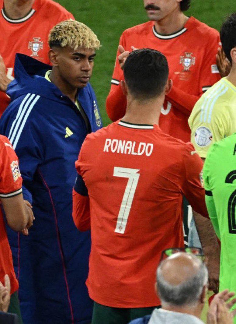 Ronaldo khóc nức nở khi vô địch ở tuổi 40: Huyền thoại vừa viết xong chương sử vĩ đại nhất đời mình!- Ảnh 8. Ronaldo khóc nức nở khi vô địch ở tuổi 40: Huyền thoại vừa viết xong chương sử vĩ đại nhất đời mình!- Ảnh 8.