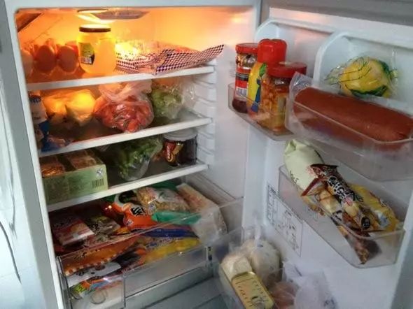 2 thứ này để ở góc bếp còn tốt hơn đặt trên cửa tủ lạnh nhưng gia đình nào cũng làm sai- Ảnh 1. 2 thứ này để ở góc bếp còn tốt hơn đặt trên cửa tủ lạnh nhưng gia đình nào cũng làm sai- Ảnh 1.