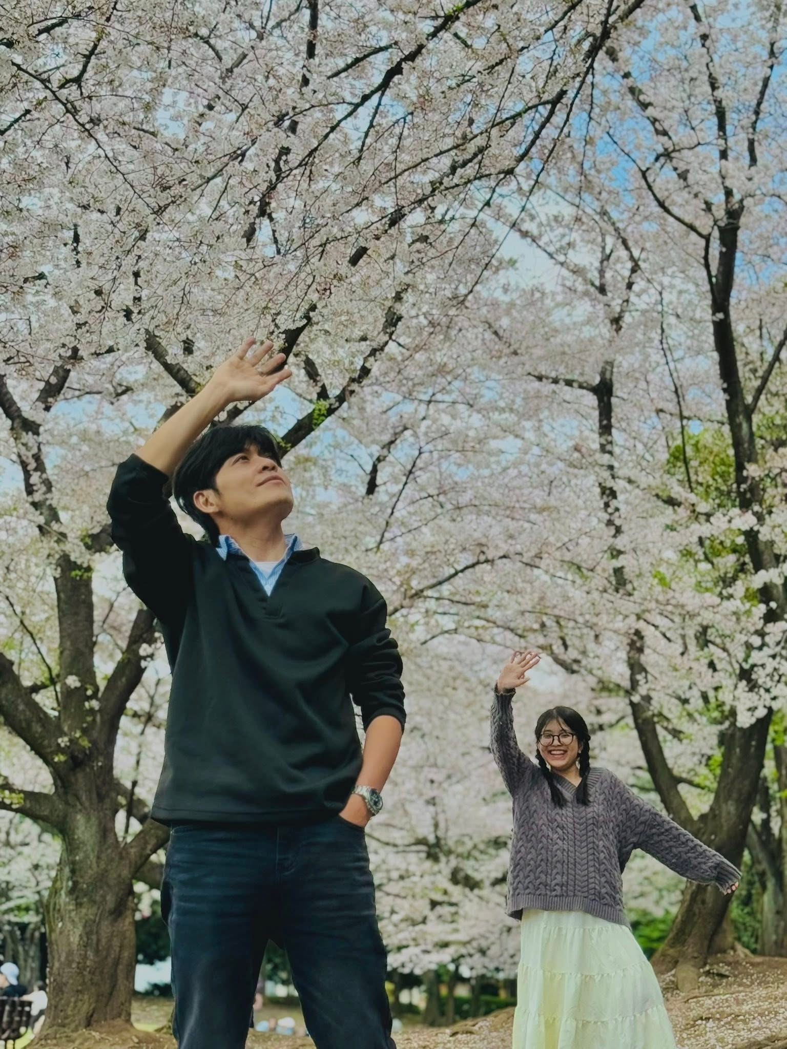 NS Nguyễn Văn Chung - hot dad đang nổi rần rần, than thở vì bị "phá đám" giữa rừng hoa lãng mạn nhưng dân tình lại bênh "kẻ phá đám" chằm chặp!- Ảnh 3. NS Nguyễn Văn Chung - hot dad đang nổi rần rần, than thở vì bị "phá đám" giữa rừng hoa lãng mạn nhưng dân tình lại bênh "kẻ phá đám" chằm chặp!- Ảnh 3.