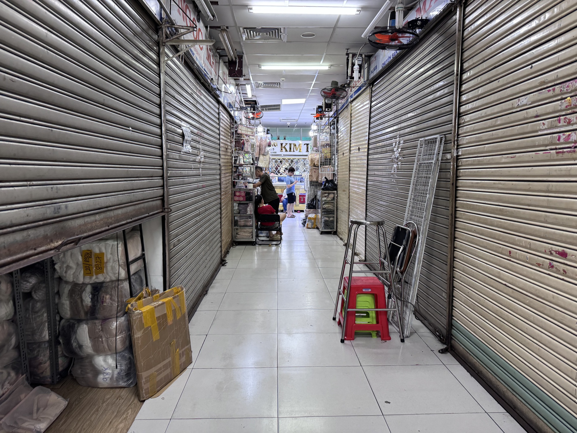 Hàng loạt sạp đóng cửa, sự lo âu bao trùm các chợ lớn ở TP HCM- Ảnh 2. Hàng loạt sạp đóng cửa, sự lo âu bao trùm các chợ lớn ở TP HCM- Ảnh 2.