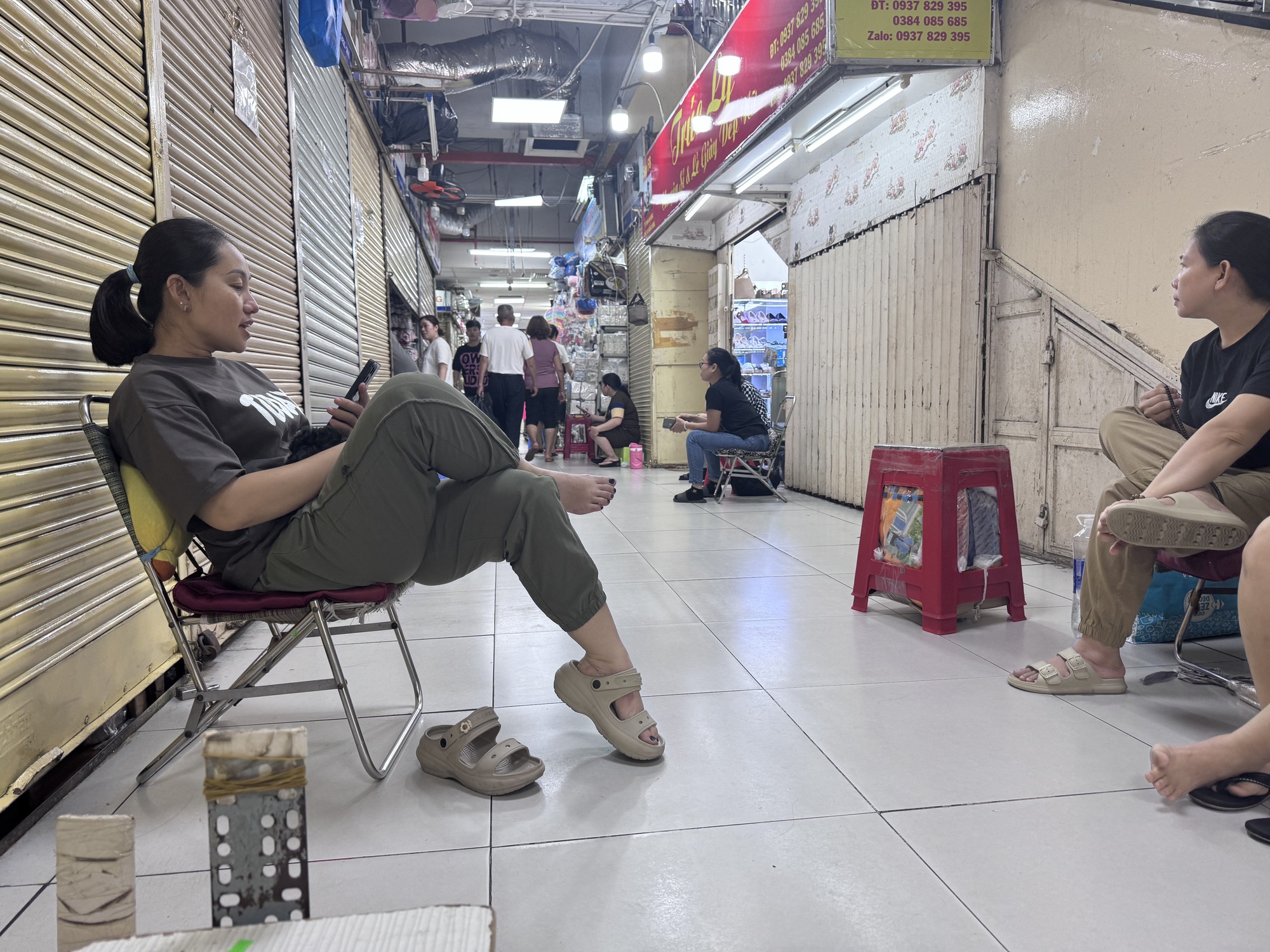 Hàng loạt sạp đóng cửa, sự lo âu bao trùm các chợ lớn ở TP HCM- Ảnh 4. Hàng loạt sạp đóng cửa, sự lo âu bao trùm các chợ lớn ở TP HCM- Ảnh 4.