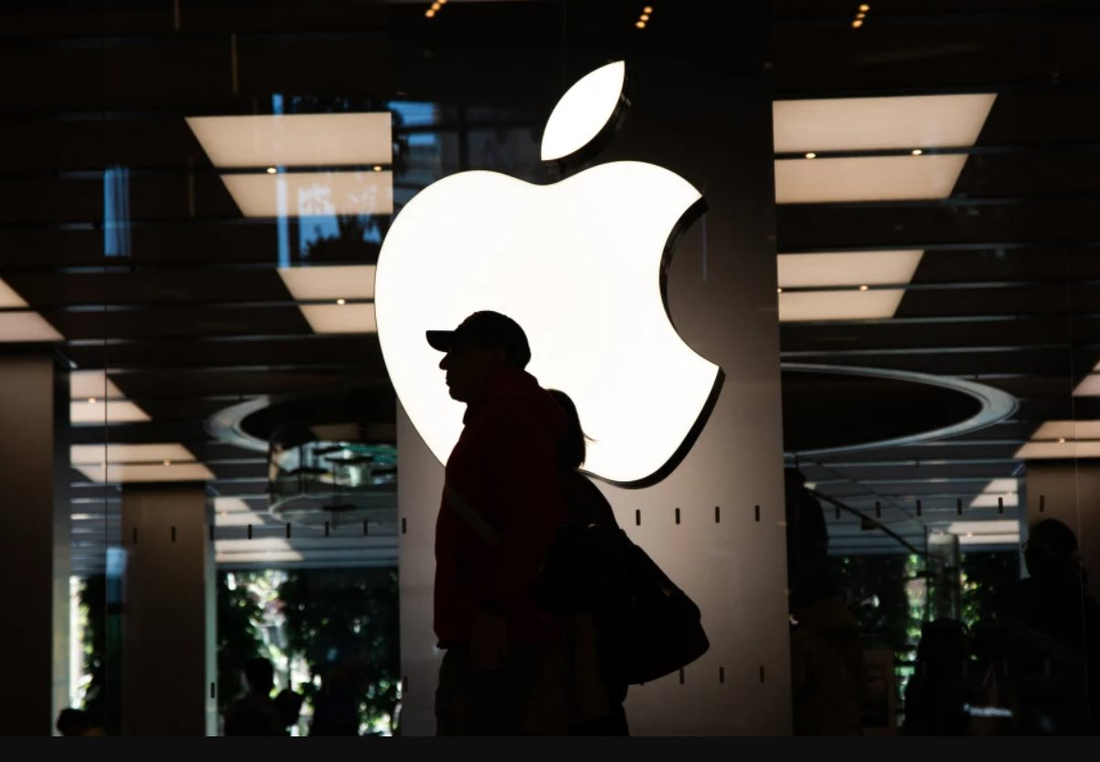 Hết thời là nhà tiên phong, Apple đang lặng lẽ đứng ngoài cuộc đua công nghệ lớn nhất thế kỷ, tương lai đế chế 3.000 tỷ USD sẽ ra sao?- Ảnh 1. Hết thời là nhà tiên phong, Apple đang lặng lẽ đứng ngoài cuộc đua công nghệ lớn nhất thế kỷ, tương lai đế chế 3.000 tỷ USD sẽ ra sao?- Ảnh 1.