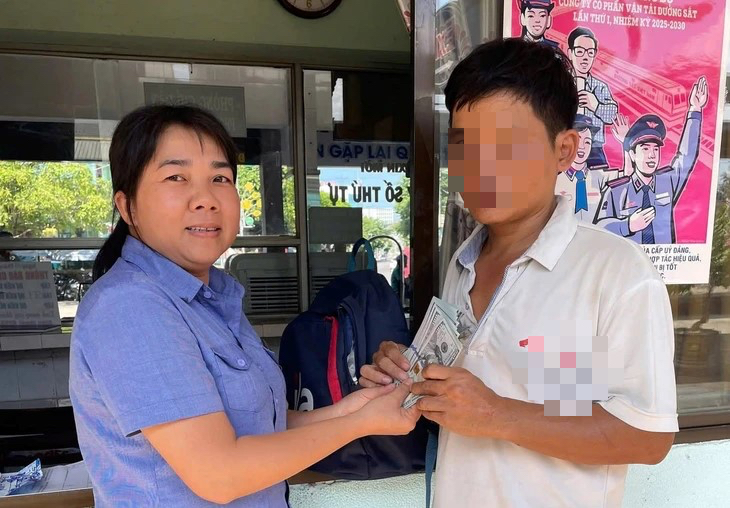 Hành khách bỏ quên ba lô đựng 2.200 USD ở ga Quảng Ngãi- Ảnh 1.