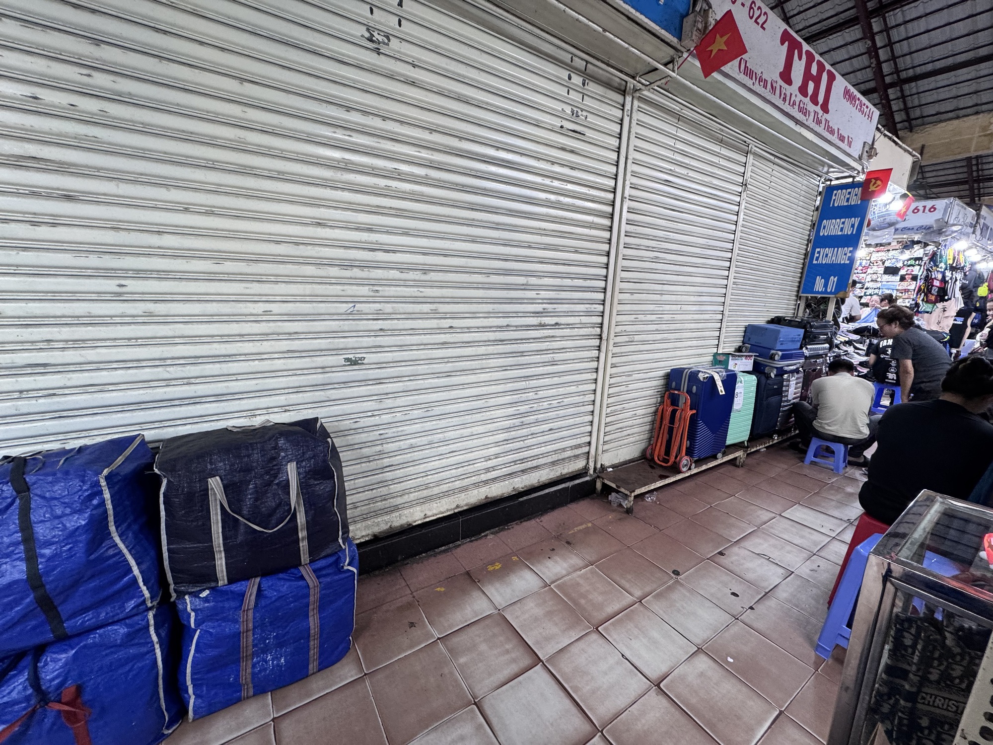 Hàng loạt sạp đóng cửa, sự lo âu bao trùm các chợ lớn ở TP HCM- Ảnh 8. Hàng loạt sạp đóng cửa, sự lo âu bao trùm các chợ lớn ở TP HCM- Ảnh 8.