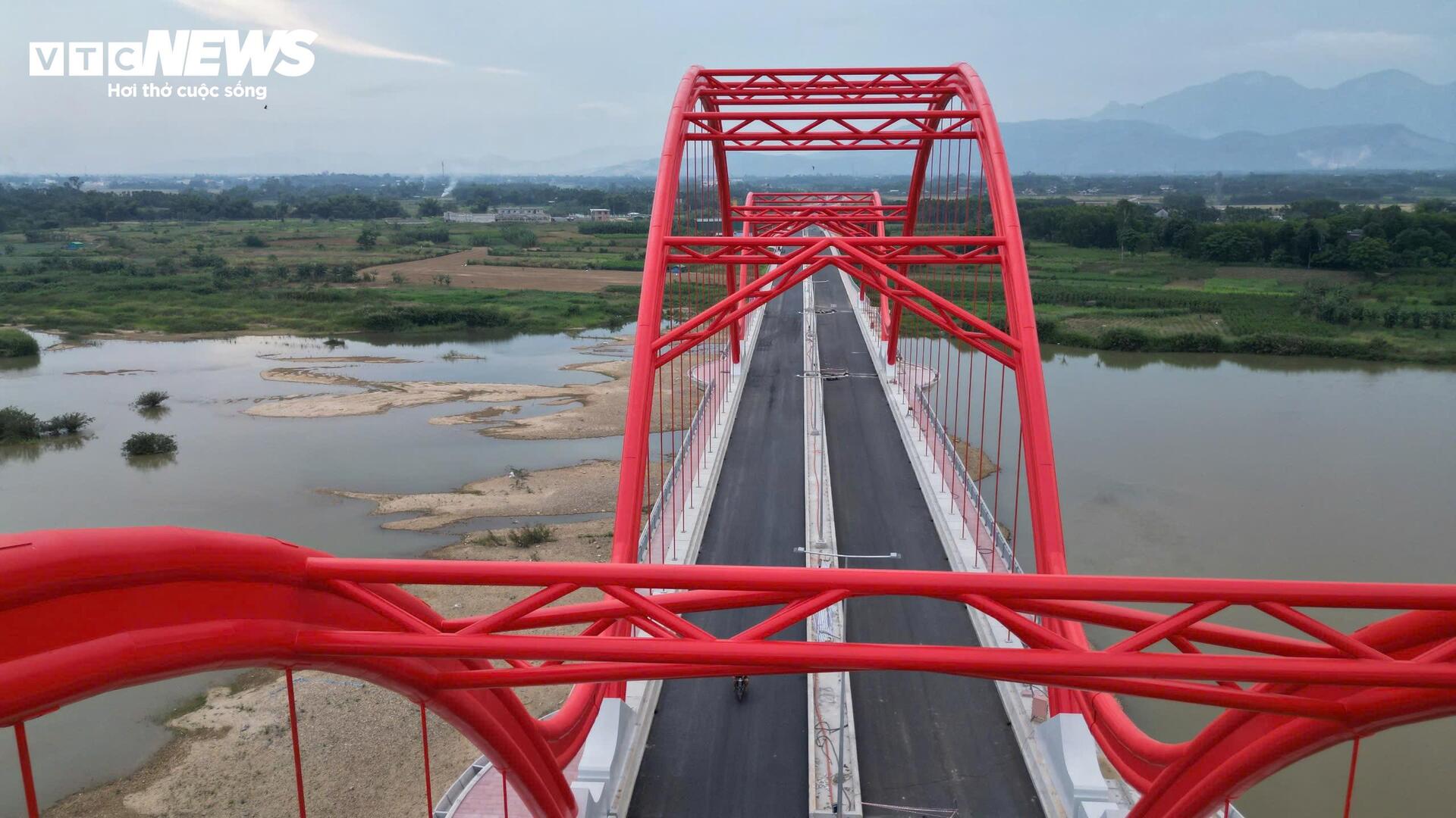 Cận cảnh cầu vòm thép 850 tỷ đồng sắp thông xe ở Quảng Ngãi- Ảnh 3. Cận cảnh cầu vòm thép 850 tỷ đồng sắp thông xe ở Quảng Ngãi- Ảnh 3.