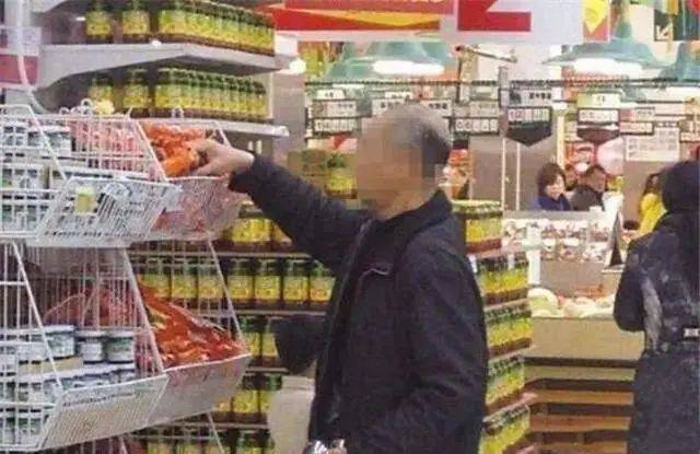 Đưa cháu trai đi siêu thị, cậu bé làm nát cả rổ nho, phản ứng của người ông khiến nhân viên tức đến phát khóc- Ảnh 2. Đưa cháu trai đi siêu thị, cậu bé làm nát cả rổ nho, phản ứng của người ông khiến nhân viên tức đến phát khóc- Ảnh 2.