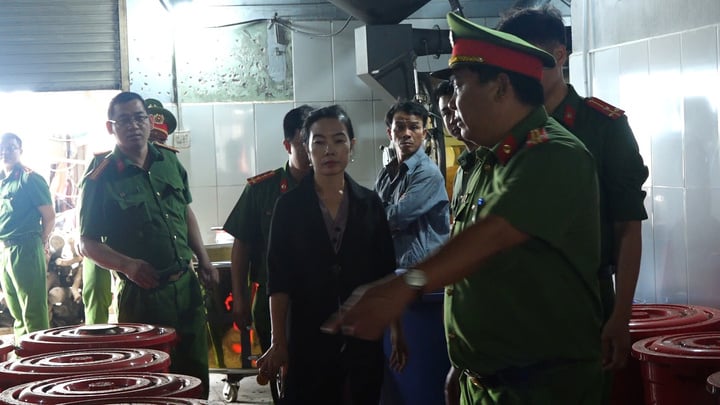 Cơ sở cà phê nổi tiếng ở Phú Yên bán hơn 17 tấn cà phê giả ra thị trường- Ảnh 2.