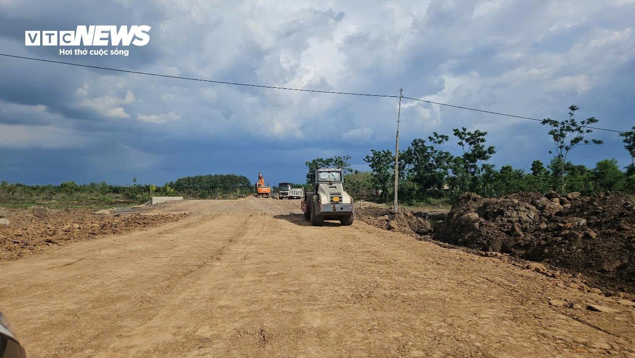Sau 5 năm khởi công, đường Hồ Chí Minh đoạn tránh Buôn Ma Thuột vẫn còn dang dở- Ảnh 9. Sau 5 năm khởi công, đường Hồ Chí Minh đoạn tránh Buôn Ma Thuột vẫn còn dang dở- Ảnh 9.