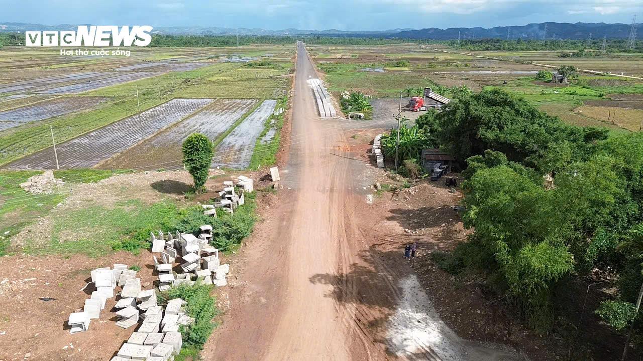 Sau 5 năm khởi công, đường Hồ Chí Minh đoạn tránh Buôn Ma Thuột vẫn còn dang dở- Ảnh 5. Sau 5 năm khởi công, đường Hồ Chí Minh đoạn tránh Buôn Ma Thuột vẫn còn dang dở- Ảnh 5.