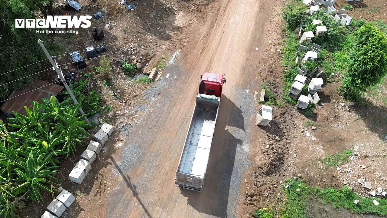 Sau 5 năm khởi công, đường Hồ Chí Minh đoạn tránh Buôn Ma Thuột vẫn còn dang dở- Ảnh 4. Sau 5 năm khởi công, đường Hồ Chí Minh đoạn tránh Buôn Ma Thuột vẫn còn dang dở- Ảnh 4.