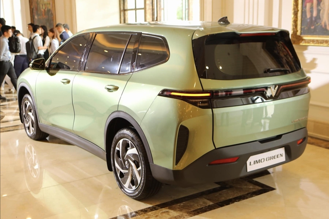 Ảnh thật xe VinFast chỉ do 1 người Việt thiết kế: To ngang Innova rẻ hơn gần 100 triệu, bảo hành ra sao?- Ảnh 3. Ảnh thật xe VinFast chỉ do 1 người Việt thiết kế: To ngang Innova rẻ hơn gần 100 triệu, bảo hành ra sao?- Ảnh 3.