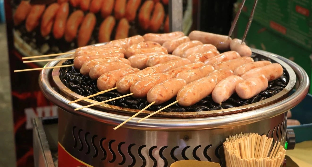 Nhận biết thịt lợn bẩn núp bóng giò chả, xúc xích: Coi chừng rước độc vào người- Ảnh 1. Nhận biết thịt lợn bẩn núp bóng giò chả, xúc xích: Coi chừng rước độc vào người- Ảnh 1.