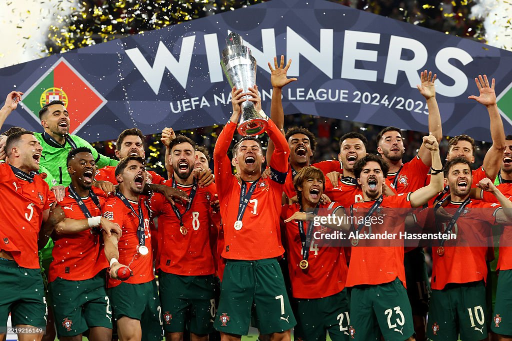 Ronaldo khóc nức nở khi vô địch ở tuổi 40: Huyền thoại vừa viết xong chương sử vĩ đại nhất đời mình!- Ảnh 1. Ronaldo khóc nức nở khi vô địch ở tuổi 40: Huyền thoại vừa viết xong chương sử vĩ đại nhất đời mình!- Ảnh 1.