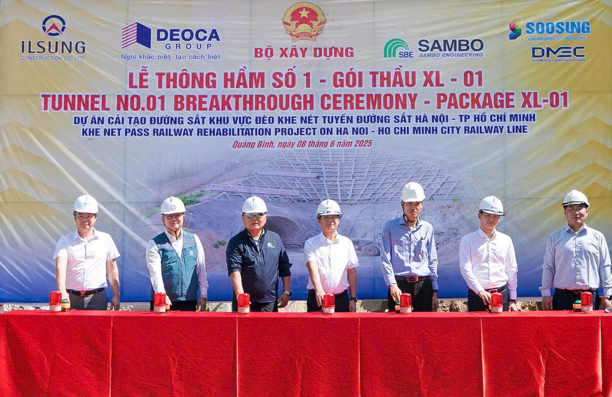 Đèo Cả báo tin vui: Sau 16 tháng thi công liên tục bất chấp địa chất yếu, hầm đường sắt dài 580m chính thức được đào thông- Ảnh 1. Đèo Cả báo tin vui: Sau 16 tháng thi công liên tục bất chấp địa chất yếu, hầm đường sắt dài 580m chính thức được đào thông- Ảnh 1.