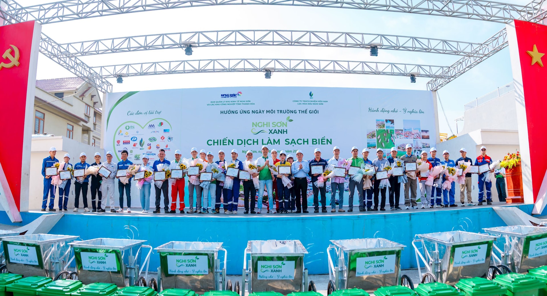 400 tình nguyện viên ra quân làm sạch môi trường ven Vịnh Nghi Sơn- Ảnh 2. 400 tình nguyện viên ra quân làm sạch môi trường ven Vịnh Nghi Sơn- Ảnh 2.