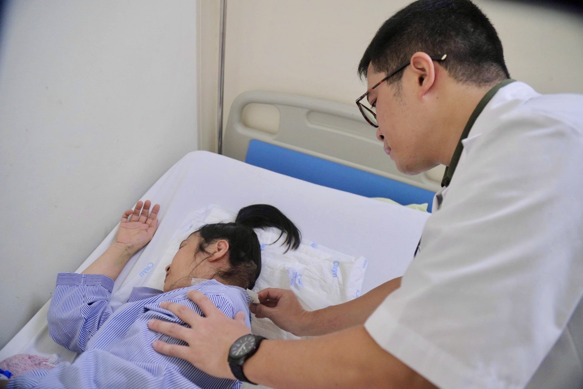 Thường xuyên đau mỏi cổ, tê tay chân, bác sĩ bệnh viện K cảnh báo: Phải đi khám ngay- Ảnh 1. Thường xuyên đau mỏi cổ, tê tay chân, bác sĩ bệnh viện K cảnh báo: Phải đi khám ngay- Ảnh 1.