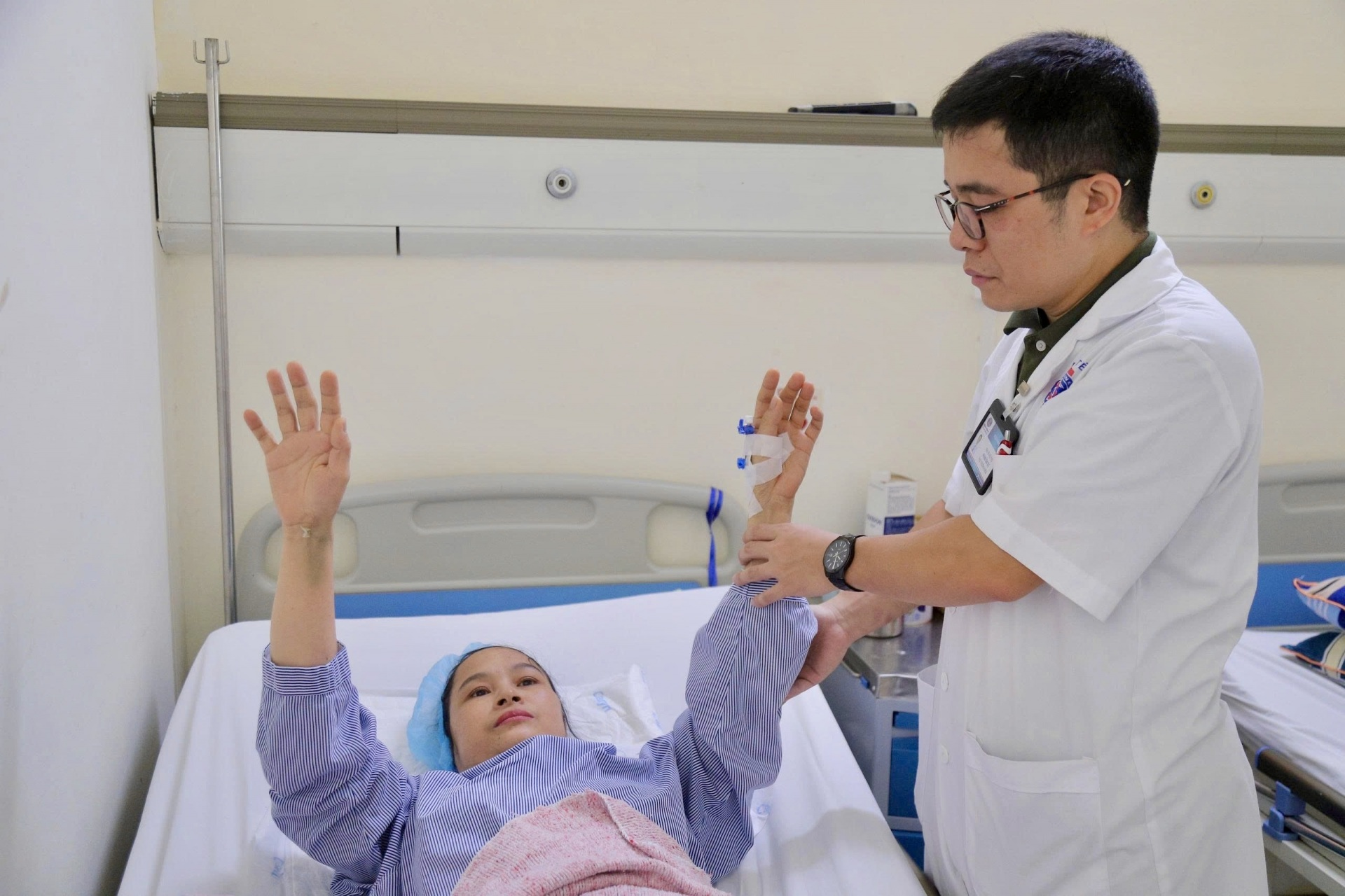 Thường xuyên đau mỏi cổ, tê tay chân, bác sĩ bệnh viện K cảnh báo: Phải đi khám ngay- Ảnh 2. Thường xuyên đau mỏi cổ, tê tay chân, bác sĩ bệnh viện K cảnh báo: Phải đi khám ngay- Ảnh 2.