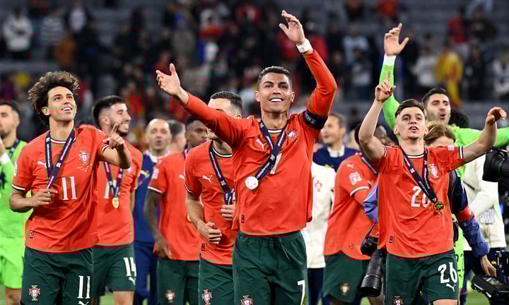 Ronaldo khóc nức nở khi vô địch ở tuổi 40: Huyền thoại vừa viết xong chương sử vĩ đại nhất đời mình!- Ảnh 2. Ronaldo khóc nức nở khi vô địch ở tuổi 40: Huyền thoại vừa viết xong chương sử vĩ đại nhất đời mình!- Ảnh 2.
