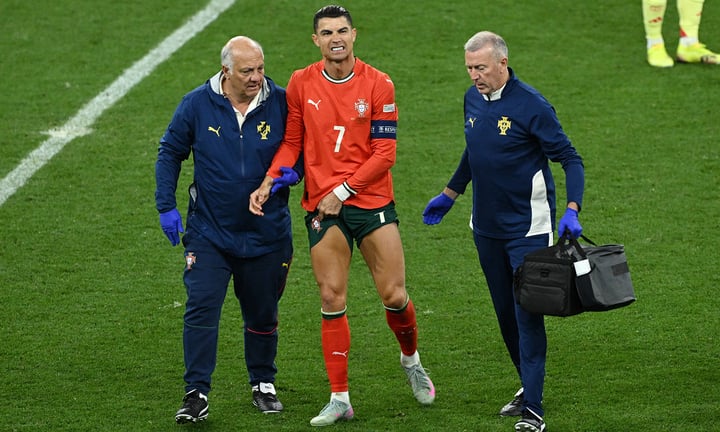 Ronaldo khóc nức nở khi vô địch ở tuổi 40: Huyền thoại vừa viết xong chương sử vĩ đại nhất đời mình!- Ảnh 3. Ronaldo khóc nức nở khi vô địch ở tuổi 40: Huyền thoại vừa viết xong chương sử vĩ đại nhất đời mình!- Ảnh 3.