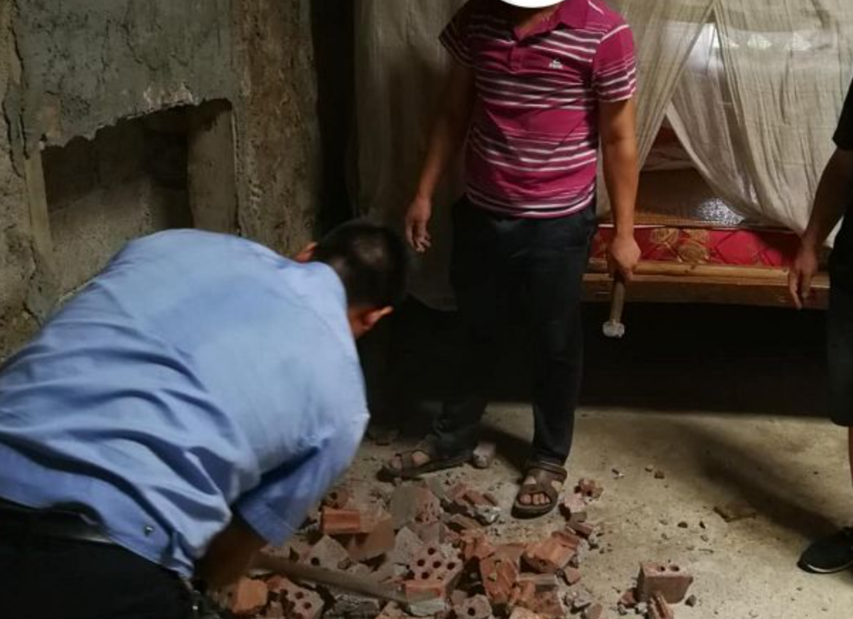 Tịch thu 18 tỷ đồng tiền mặt xếp từng cọc ngay ngắn trong tường 1 căn nhà xập xệ- Ảnh 2. Tịch thu 18 tỷ đồng tiền mặt xếp từng cọc ngay ngắn trong tường 1 căn nhà xập xệ- Ảnh 2.