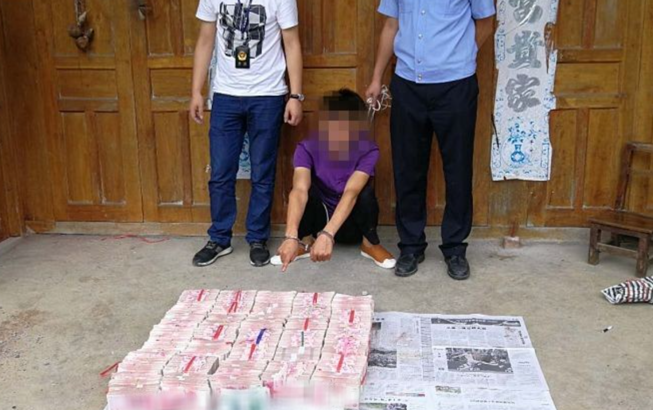 Tịch thu 18 tỷ đồng tiền mặt xếp từng cọc ngay ngắn trong tường 1 căn nhà xập xệ- Ảnh 3. Tịch thu 18 tỷ đồng tiền mặt xếp từng cọc ngay ngắn trong tường 1 căn nhà xập xệ- Ảnh 3.