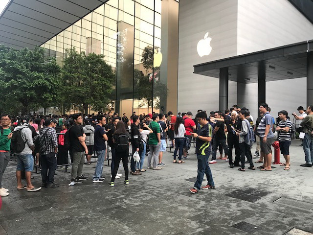 iPhone 17 sẽ bán tại Việt Nam sớm nhất từ trước đến nay: Khỏi phải "săn" iPhone xách tay, người dùng được gì và mất gì?- Ảnh 1. iPhone 17 sẽ bán tại Việt Nam sớm nhất từ trước đến nay: Khỏi phải "săn" iPhone xách tay, người dùng được gì và mất gì?- Ảnh 1.