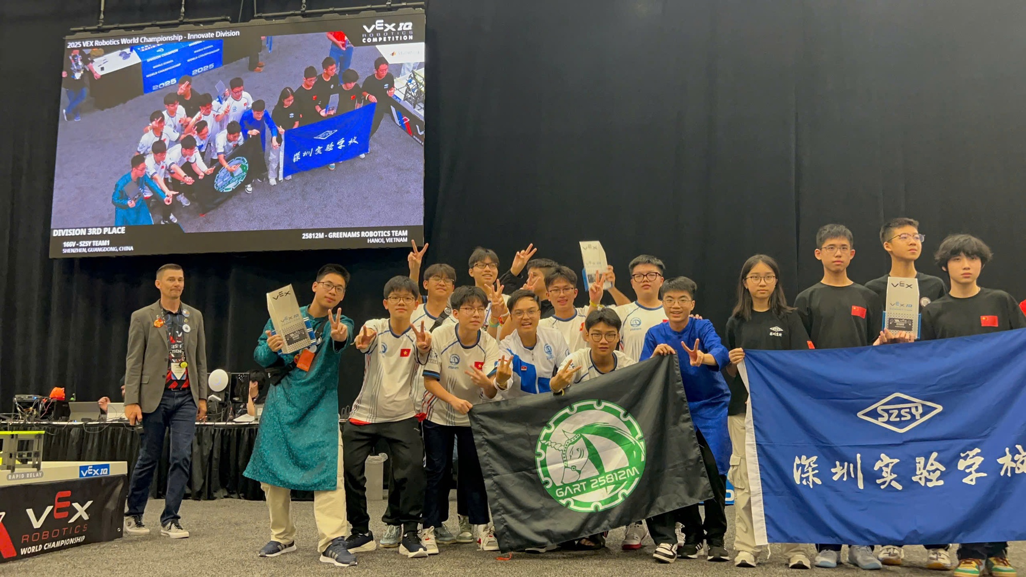 Đội tuyển học sinh Việt Nam xuất sắc giành 2 giải tại giải Robotics lớn nhất thế giới, lọt top 4/419 đội thi: Lá cờ đỏ tung bay trên bản đồ tri thức!- Ảnh 3. Đội tuyển học sinh Việt Nam xuất sắc giành 2 giải tại giải Robotics lớn nhất thế giới, lọt top 4/419 đội thi: Lá cờ đỏ tung bay trên bản đồ tri thức!- Ảnh 3.