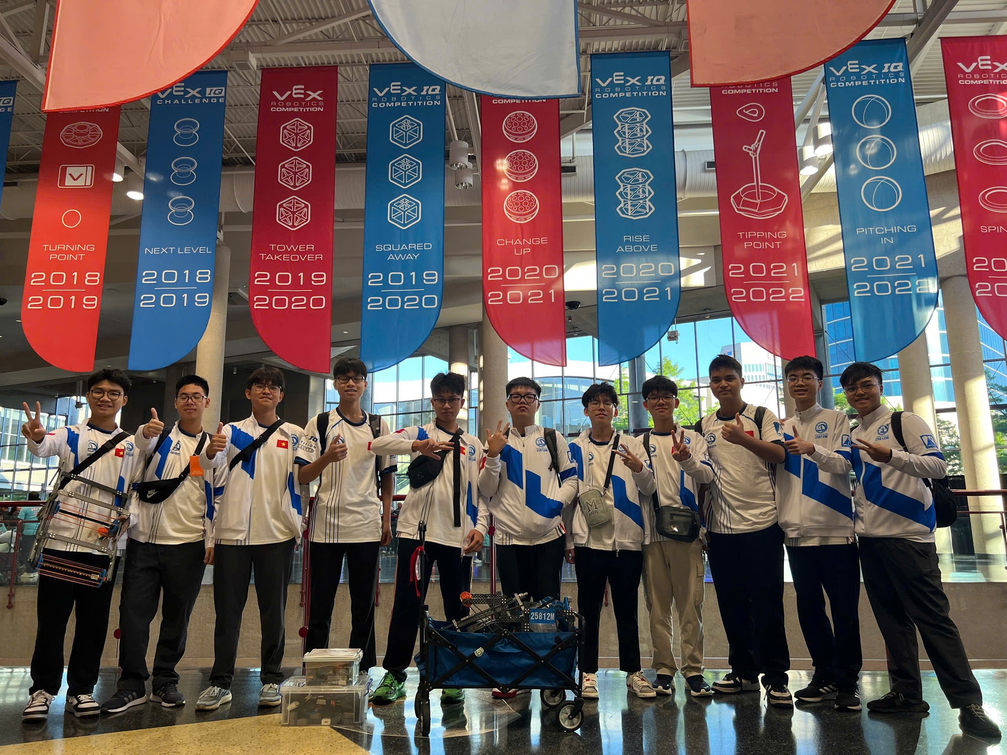 Đội tuyển học sinh Việt Nam xuất sắc giành 2 giải tại giải Robotics lớn nhất thế giới, lọt top 4/419 đội thi: Lá cờ đỏ tung bay trên bản đồ tri thức!- Ảnh 2. Đội tuyển học sinh Việt Nam xuất sắc giành 2 giải tại giải Robotics lớn nhất thế giới, lọt top 4/419 đội thi: Lá cờ đỏ tung bay trên bản đồ tri thức!- Ảnh 2.