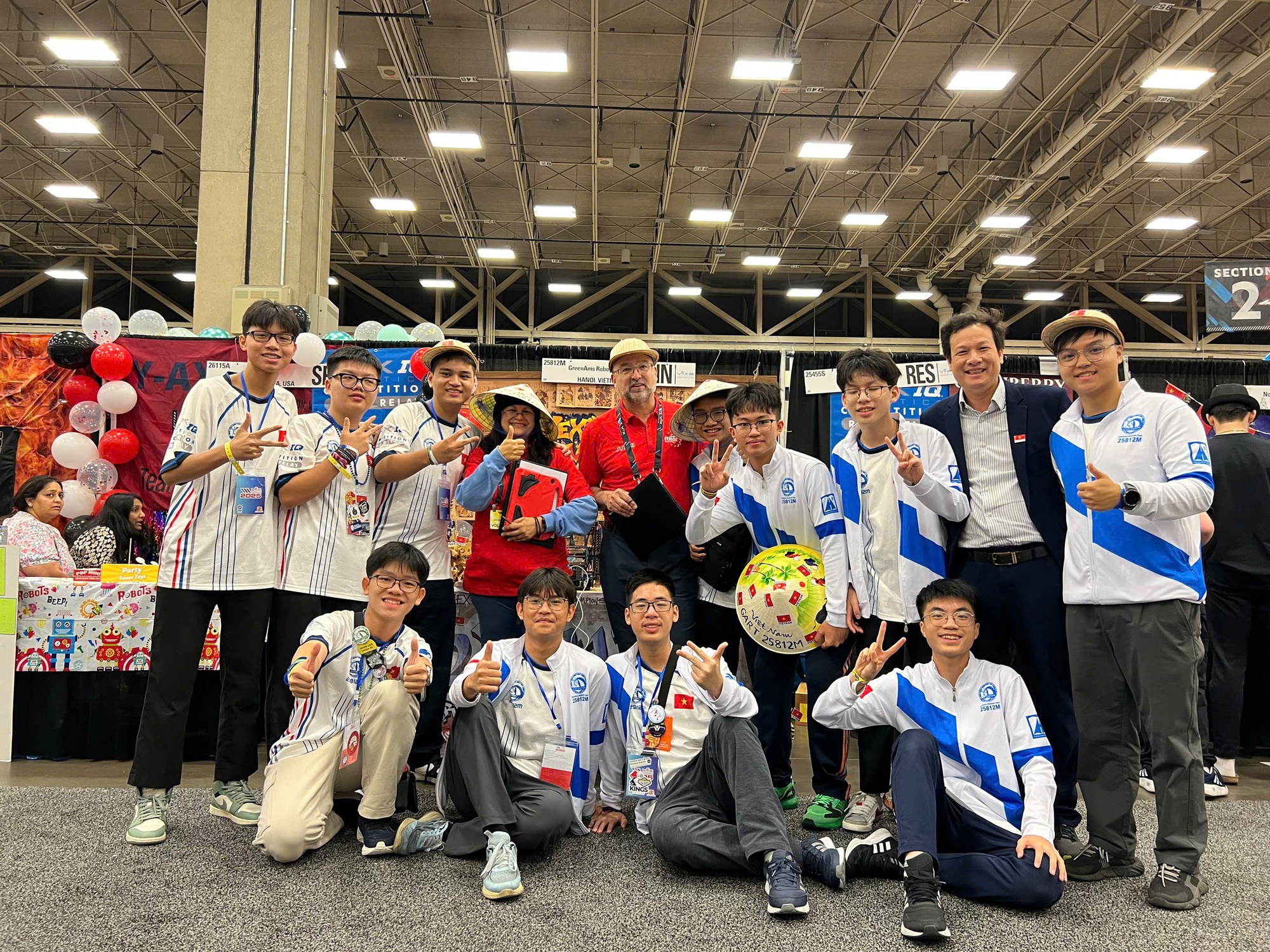 Đội tuyển học sinh Việt Nam xuất sắc giành 2 giải tại giải Robotics lớn nhất thế giới, lọt top 4/419 đội thi: Lá cờ đỏ tung bay trên bản đồ tri thức!- Ảnh 1. Đội tuyển học sinh Việt Nam xuất sắc giành 2 giải tại giải Robotics lớn nhất thế giới, lọt top 4/419 đội thi: Lá cờ đỏ tung bay trên bản đồ tri thức!- Ảnh 1.